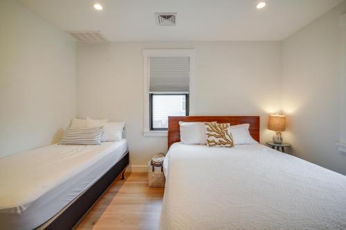 Ένα ή περισσότερα κρεβάτια σε δωμάτιο στο Beautiful Cape May Cottage Walk to Beach and Mall!