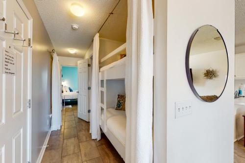 einen Flur mit einem Spiegel und einem Bett in einem Zimmer in der Unterkunft Gulf Island 223 in Navarre