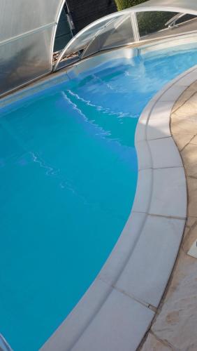 studio 66 في Caumont-sur-Durance: سيارة ذات طلاء أزرق على الجناح