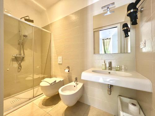 uma casa de banho com um lavatório, um chuveiro e um WC. em Le 4 Stagioni rooms em Francavilla al Mare