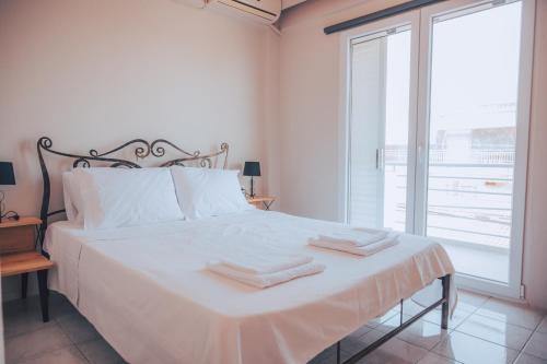 Postel nebo postele na pokoji v ubytování ZeusPlace Aurora Paralia Apartment