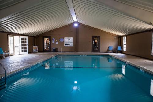 uma piscina com água azul num edifício em The Big Texan - Cabins and Wagons em Amarillo