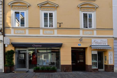 a building with a store front with windows at Apartments Alter Platz in Klagenfurt