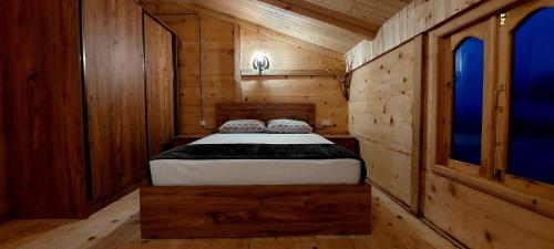 Кровать или кровати в номере Wooden House Garetke
