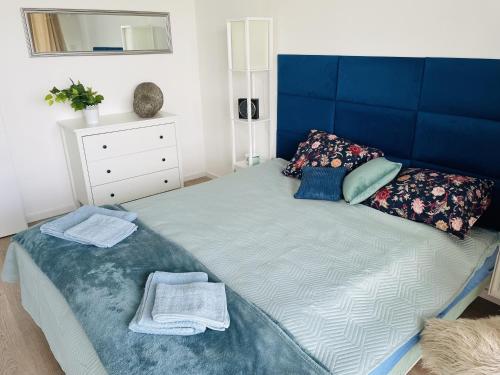 Tempat tidur dalam kamar di Apartament Arena Gdynia