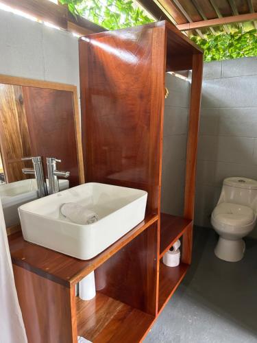 フォルトゥナにあるTiny Villa Experienceの白い洗面台とトイレのあるバスルーム