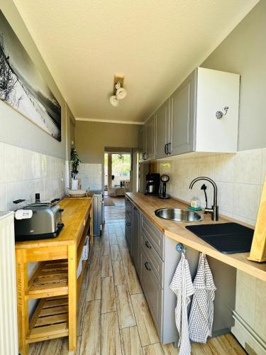 Kuchyň nebo kuchyňský kout v ubytování Strandhaus Graalibu