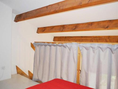 une chambre avec une fenêtre et un rideau dans l'établissement Charmant Pavillon Studio Mezzanine, Piscine, Plage à 200m, Parking Privé - Narbonne Plage - FR-1-229B-565, à Narbonne