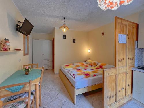 a small bedroom with a bed and a table at Casa Letizia in Livigno