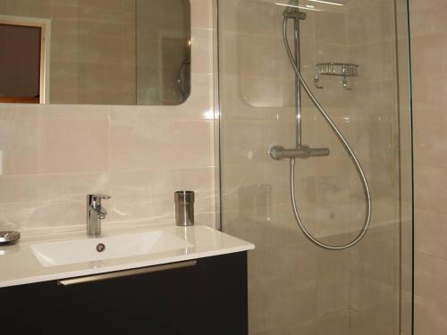 une salle de bain avec un lavabo et une douche dans l'établissement Grand appart skis aux pieds 6 pers, balcon, ascenseur, à coté du jardin des neiges, animaux admis - FR-1-322-220, aux Orres