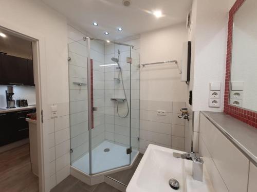 Bilik mandi di Wohnung mit Teil See Sicht und Schwimmbad
