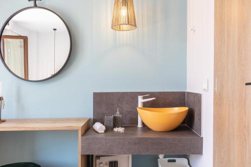 W łazience znajduje się umywalka i lustro. w obiekcie Anchel maison w Retimnie