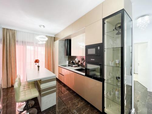 una cucina con lavandino e piano di lavoro di Residence Future Delux IV a Giroc