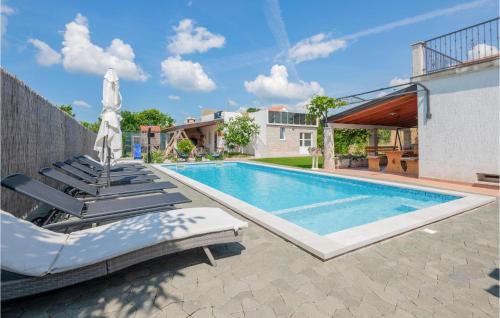 Beautiful Home In Donji Prolozac