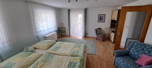sala de estar con cama y sofá en Retrowohnung in Oberndorf, en Oberndorf
