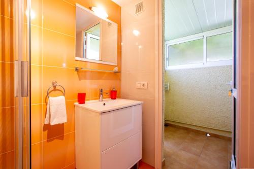 ein Badezimmer mit Waschbecken und Spiegel in der Unterkunft Bungalow Costa Adeje El Cortijo 2-9 in Playa de las Americas
