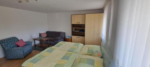 1 dormitorio con 1 cama y 1 silla en Retrowohnung in Oberndorf, en Oberndorf