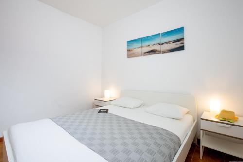 1 dormitorio con 2 camas y un cuadro en la pared en Los Cris Diamond 1, en Los Cristianos