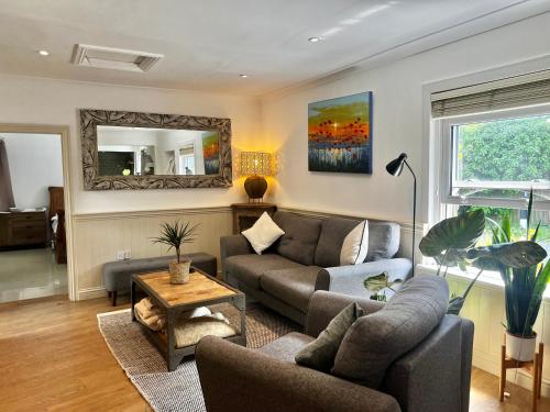 - un salon avec deux canapés et un miroir dans l'établissement Olive Tree Cottage, à Rye