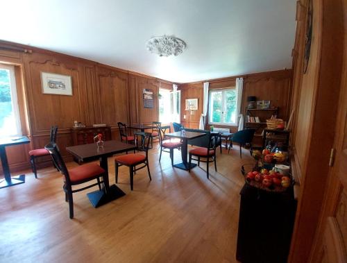 L'échappée, Chambres et Tables d'hôtes في Saint-Fiacre: غرفة طعام مع طاولات وكراسي في منزل