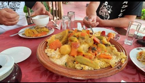 un tavolo con sopra una ciotola di cibo di Auberge Le Mouflon a Ouirgane