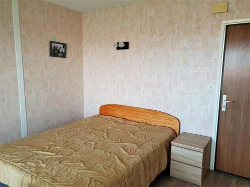 une petite chambre avec un lit et une table de chevet dans l'établissement Studio cosy à 300m de la mer avec parking privatif - Argelès sur Mer - FR-1-388-151, à Argelès-sur-Mer