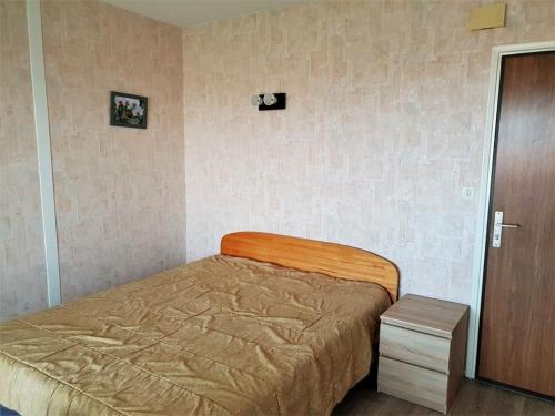 een kleine slaapkamer met een bed en een nachtkastje bij Studio Argelès-sur-Mer, 1 pièce, 2 personnes - FR-1-388-151 in Argelès-sur-Mer