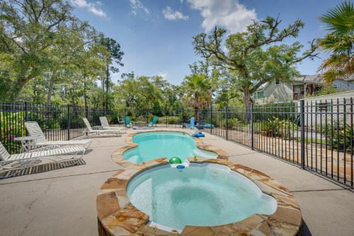 Piscina en o cerca de Waterfront Pass Christian Oasis about 2 Mi to Beach!