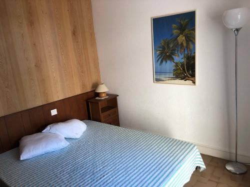 - une chambre avec un lit et une photo de palmier dans l'établissement Villa T4 pour 8 pers. à 350m de la plage avec 3 terrasses, parking privé et équipements complets - FR-1-81-415, à Port-Leucate