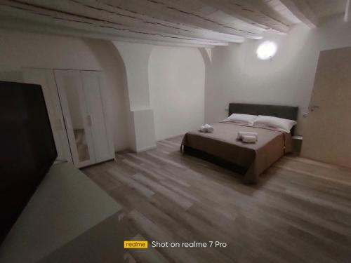 1 dormitorio con 1 cama en una habitación en Sant'Anna Guest House, en Noicàttaro