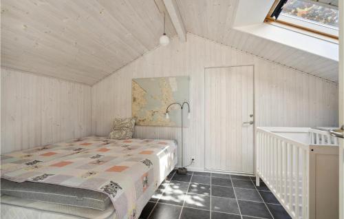 een slaapkamer met een bed en een bad. bij Lovely Home In Mesinge With Jacuzzi in Mesinge