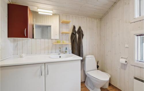 een badkamer met een toilet en een wastafel bij Lovely Home In Mesinge With Jacuzzi in Mesinge