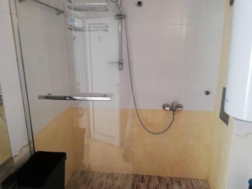 a bathroom with a shower with a hose on the wall at Ferienwohnung mit Meerblick! in Sveti Vlas