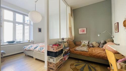 ein Schlafzimmer mit einem Bett mit Schachteln in der Unterkunft ApartmentInCopenhagen Apartment 1543 in Kopenhagen