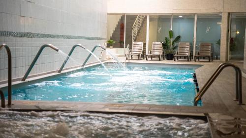 una piscina con un tobogán de agua en un edificio en Novotel Santiago Vitacura, en Santiago