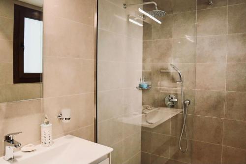 La salle de bains est pourvue d'une douche et d'un lavabo. dans l'établissement Casa Salalah, cozy 2-storey townhouse in Hawana Salalah with free Wi-Fi, à Salalah