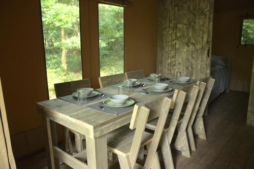 Φωτογραφία από το άλμπουμ του Luxury Safari Tent with Hot Tub in Ancient Woodland σε Acton Scott