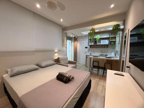 Il comprend une petite chambre avec un lit et une cuisine. dans l'établissement LINDO APARTAMENTO LEBLON, à Rio de Janeiro