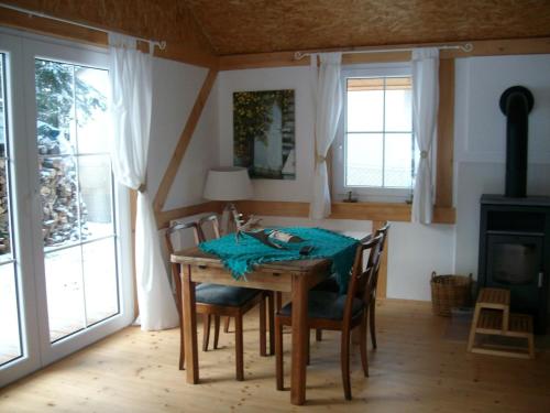 a dining room with a wooden table and chairs at Ferienwohnung Niesky in Niesky