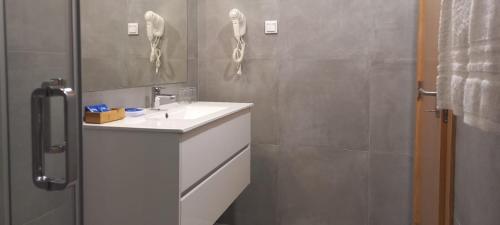 a bathroom with a sink and a mirror at Naturalis in Vila Nova de Milfontes