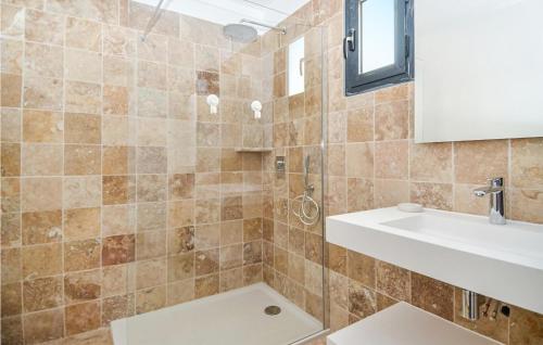 een badkamer met een wastafel en een douche bij Nice Home In Vallon-pont-darc With Wifi in Vallon-Pont-dʼArc