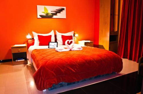 un dormitorio rojo con una cama con un animal de peluche en Apartments Villa Sunrise, en Trogir