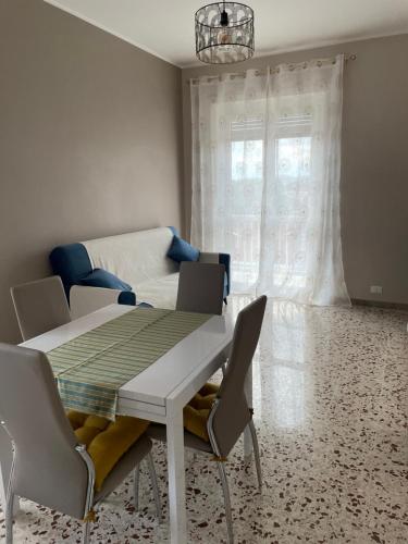 a dining room with a table and chairs and a window at Rosa vacanza e o lavoro in Nichelino
