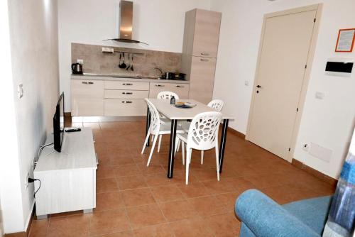 cocina con mesa y sillas en una habitación en La Torretta, en Piombino