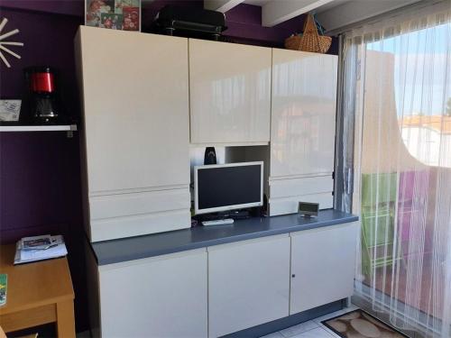 Photo de la galerie de l'établissement Appartement T3 avec Mezzanine, Piscine, Parking Privé - 300m de la Plage - Argelès-sur-Mer - FR-1-388-158, à Argelès-sur-Mer