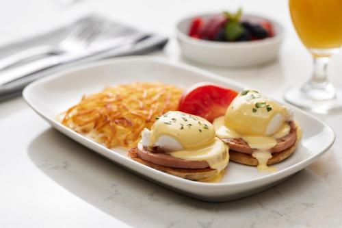 talerz jedzenia z jajkami, owocami i napojami w obiekcie Crystal Gateway Marriott w mieście Arlington