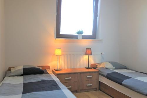 Postel nebo postele na pokoji v ubytování HoliApart Gdańska52