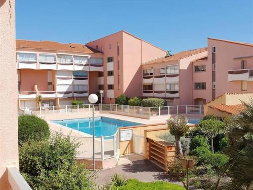 Photo de la galerie de l'établissement Appartement T2 Cabine avec Balcon, Parking Privé et Piscine à 150m de la Plage - Argelès-sur-Mer - FR-1-388-26, à Argelès-sur-Mer