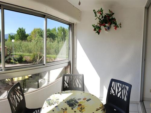 Photo de la galerie de l'établissement Appartement T2 Cabine avec Balcon, Parking Privé et Piscine à 150m de la Plage - Argelès-sur-Mer - FR-1-388-26, à Argelès-sur-Mer