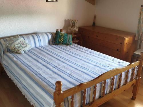 ein Schlafzimmer mit einem Holzbett und einer Holzkommode in der Unterkunft Appartement Argelès-sur-Mer, 3 pièces, 6 personnes - FR-1-388-18 in Argelès-sur-Mer